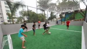 A HR Construtora (Harbor) finalizou a renovação da Praça Benedicto José de Sousa Filho, no Jardim Califórnia, e entregou ao bairro um espaço mais funcional e adequado às necessidades das famílias que utilizam o local diariamente.