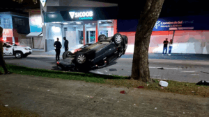 Vale Notícias: Após colisão, carro capota em São José dos Campos (SP)