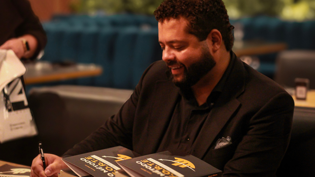 Bruno Ribeiro autografa seu livro sobre o método F.O.R.T.E │ Créditos: Amanda Rezende